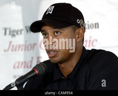 30. August 2004 - Anaheim, USA - Tiger Woods Felder Fragen im Rahmen einer Pressekonferenz am zukünftigen Standort des Tiger Woods Learning Center, eine Million 0 13 Hektar großen Bildungseinrichtung in Anaheim, Kalifornien.  Voraussichtlich im Frühjahr 2005 eröffnet, beherbergt das Zentrum Klassenräume, einen Computerraum ein Stockfoto