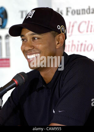 30. August 2004 - Anaheim, USA - Tiger Woods Felder Fragen im Rahmen einer Pressekonferenz am zukünftigen Standort des Tiger Woods Learning Center, eine Million 0 13 Hektar großen Bildungseinrichtung in Anaheim, Kalifornien.  Voraussichtlich im Frühjahr 2005 eröffnet, beherbergt das Zentrum Klassenräume, einen Computerraum ein Stockfoto