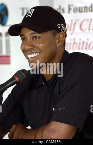 30. August 2004 - Anaheim, USA - Tiger Woods Felder Fragen im Rahmen einer Pressekonferenz am zukünftigen Standort des Tiger Woods Learning Center, eine Million 0 13 Hektar großen Bildungseinrichtung in Anaheim, Kalifornien.  Voraussichtlich im Frühjahr 2005 eröffnet, beherbergt das Zentrum Klassenräume, einen Computerraum ein Stockfoto