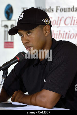 30. August 2004 - Anaheim, USA - Tiger Woods Felder Fragen im Rahmen einer Pressekonferenz am zukünftigen Standort des Tiger Woods Learning Center, eine Million 0 13 Hektar großen Bildungseinrichtung in Anaheim, Kalifornien.  Voraussichtlich im Frühjahr 2005 eröffnet, beherbergt das Zentrum Klassenräume, einen Computerraum ein Stockfoto