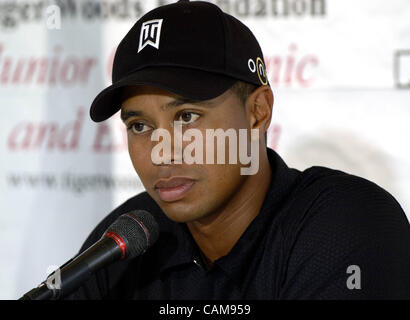 30. August 2004 - Anaheim, USA - Tiger Woods Felder Fragen im Rahmen einer Pressekonferenz am zukünftigen Standort des Tiger Woods Learning Center, eine Million 0 13 Hektar großen Bildungseinrichtung in Anaheim, Kalifornien.  Voraussichtlich im Frühjahr 2005 eröffnet, beherbergt das Zentrum Klassenräume, einen Computerraum ein Stockfoto