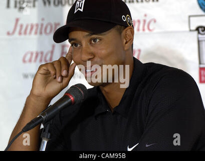 30. August 2004 - Anaheim, USA - Tiger Woods Felder Fragen im Rahmen einer Pressekonferenz am zukünftigen Standort des Tiger Woods Learning Center, eine Million 0 13 Hektar großen Bildungseinrichtung in Anaheim, Kalifornien.  Voraussichtlich im Frühjahr 2005 eröffnet, beherbergt das Zentrum Klassenräume, einen Computerraum ein Stockfoto