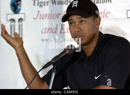 30. August 2004 - Anaheim, USA - Tiger Woods Felder Fragen im Rahmen einer Pressekonferenz am zukünftigen Standort des Tiger Woods Learning Center, eine Million 0 13 Hektar großen Bildungseinrichtung in Anaheim, Kalifornien.  Voraussichtlich im Frühjahr 2005 eröffnet, beherbergt das Zentrum Klassenräume, einen Computerraum ein Stockfoto