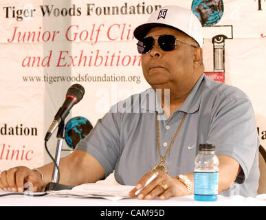 30. August 2004 - Anaheim, Kalifornien, USA - Earl Woods, Vater von Tiger Woods, wartet auf die Ankunft seines Sohnes vor Beginn der Pressekonferenz am zukünftigen Standort des Tiger Woods Learning Center, eine Million 0 13 Hektar großen Bildungseinrichtung in Anaheim. (Kredit-Bild: © Brian Cahn/ZUMAPRESS.com) Stockfoto