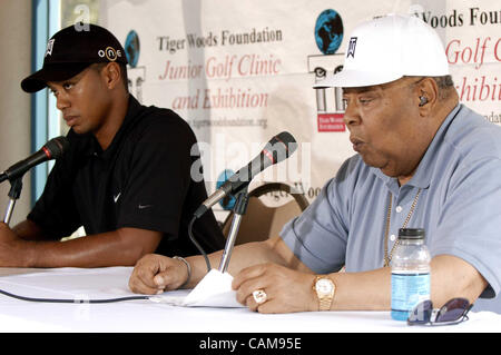 30. August 2004 - Anaheim, USA - Tiger Woods und seinen Vater Fragen im Rahmen einer Pressekonferenz am zukünftigen Standort des Tiger Woods Learning Center, eine Million 0 13 Hektar großen Bildungseinrichtung in Anaheim, Kalifornien.  Voraussichtlich im Frühjahr 2005 eröffnet, beherbergt das Zentrum Klassenräume, ein Stockfoto