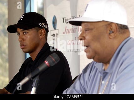 30. August 2004 - Anaheim, USA - Tiger Woods und seine Vater Felder Fragen im Rahmen einer Pressekonferenz am zukünftigen Standort des Tiger Woods Learning Center, eine Million 0 13 Hektar großen Bildungseinrichtung in Anaheim, Kalifornien.  Voraussichtlich im Frühjahr 2005 eröffnet, beherbergt das Zentrum Klassenräume, ein Stockfoto