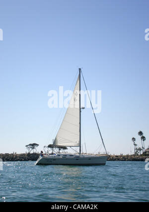 Sep 03, Kreuzfahrten 2007 - Newport Beach, CA, USA - A Segelboot durch Newport Bay. (Kredit-Bild: © Camilla Zenz/ZUMA Press) Stockfoto