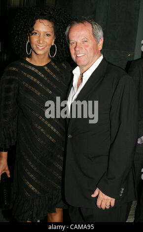 Sep 04, 2007 - New York, NY, USA - Brautpaar Chef WOLFGANG PUCK und Frau Handtasche Designer GELILA ASSEFA auf der Party für Marilyn Minter und ihre Monographie abgehaltenen Tom Ford Flagshipstore.   (Bild Kredit: Stockfoto