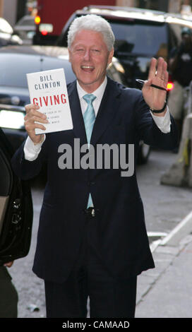 Sep 04, 2007 - New York, NY, USA-ehemaliger Präsident BILL CLINTON hält sein neue Buch "Giving" bei seinem Auftritt auf "The Late Show With David Letterman" in der Ed Sullivan Theater statt. (Kredit-Bild: © Nancy Kaszerman/ZUMA Press) Stockfoto