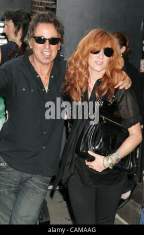 Sep 04, 2007 - New York, NY, USA - Sängerin PATTI SCIALFA und ihr Ehemann Sänger BRUCE SPRINGSTEEN verlassen nach ihrem Auftritt in "The Late Show With David Letterman" in der Ed Sullivan Theater statt. (Kredit-Bild: © Nancy Kaszerman/ZUMA Press) Stockfoto