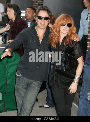 Sep 04, 2007 - New York, NY, USA - Sängerin PATTI SCIALFA und ihr Ehemann Sänger BRUCE SPRINGSTEEN verlassen nach ihrem Auftritt in "The Late Show With David Letterman" in der Ed Sullivan Theater statt. (Kredit-Bild: © Nancy Kaszerman/ZUMA Press) Stockfoto