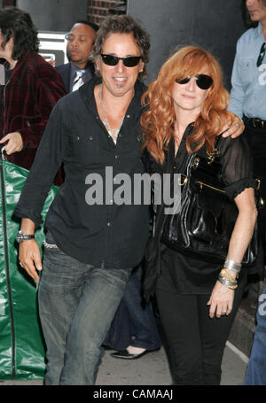 Sep 04, 2007 - New York, NY, USA - Sängerin PATTI SCIALFA und ihr Ehemann Sänger BRUCE SPRINGSTEEN verlassen nach ihrem Auftritt in "The Late Show With David Letterman" in der Ed Sullivan Theater statt. (Kredit-Bild: © Nancy Kaszerman/ZUMA Press) Stockfoto