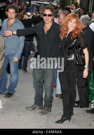 Sep 04, 2007 - New York, NY, USA - Sängerin PATTI SCIALFA und ihr Ehemann Sänger BRUCE SPRINGSTEEN verlassen nach ihrem Auftritt in "The Late Show With David Letterman" in der Ed Sullivan Theater statt. (Kredit-Bild: © Nancy Kaszerman/ZUMA Press) Stockfoto