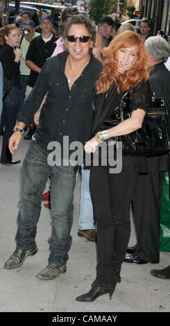 Sep 04, 2007 - New York, NY, USA - Sängerin PATTI SCIALFA und ihr Ehemann Sänger BRUCE SPRINGSTEEN verlassen nach ihrem Auftritt in "The Late Show With David Letterman" in der Ed Sullivan Theater statt. (Kredit-Bild: © Nancy Kaszerman/ZUMA Press) Stockfoto