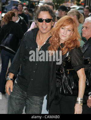 Sep 04, 2007 - New York, NY, USA - Sängerin PATTI SCIALFA und ihr Ehemann Sänger BRUCE SPRINGSTEEN verlassen nach ihrem Auftritt in "The Late Show With David Letterman" in der Ed Sullivan Theater statt. (Kredit-Bild: © Nancy Kaszerman/ZUMA Press) Stockfoto