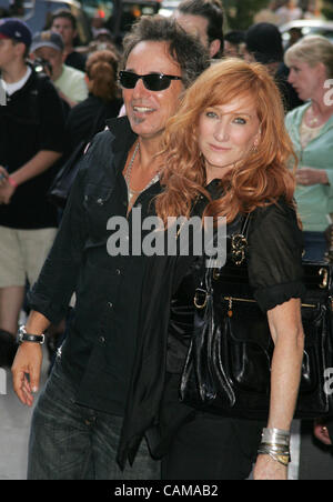 Sep 04, 2007 - New York, NY, USA - Sängerin PATTI SCIALFA und ihr Ehemann Sänger BRUCE SPRINGSTEEN verlassen nach ihrem Auftritt in "The Late Show With David Letterman" in der Ed Sullivan Theater statt. (Kredit-Bild: © Nancy Kaszerman/ZUMA Press) Stockfoto