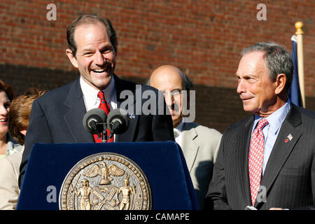 Sep 04, 2007 - Bronx, New York, USA - New York City Bürgermeister MICHAEL BLOOMBERG, NY State Gouverneur ELIOT SPITZER, Stadträtin CHRISTINE QUINN, UFT Präsident RANDI WEINGARTEN, Kanzler von NYC Abteilung der Hrsg. JOEL KLEIN und NY abgeordnetes AURELIA GREENE machen einen Besuch in der Bronx, PS53 am ersten Tag der Schule auf Stockfoto