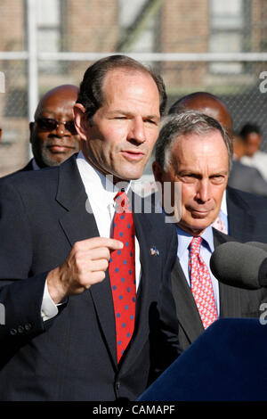 Sep 04, 2007 - Bronx, New York, USA - New York City Bürgermeister MICHAEL BLOOMBERG, NY State Gouverneur ELIOT SPITZER, Stadträtin CHRISTINE QUINN, UFT Präsident RANDI WEINGARTEN, Kanzler von NYC Abteilung der Hrsg. JOEL KLEIN und NY abgeordnetes AURELIA GREENE machen einen Besuch in der Bronx, PS53 am ersten Tag der Schule auf Stockfoto