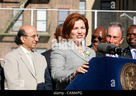 Sep 04, 2007 - Bronx, New York, USA - New York City Bürgermeister MICHAEL BLOOMBERG, NY State Gouverneur ELIOT SPITZER, Stadträtin CHRISTINE QUINN, UFT Präsident RANDI WEINGARTEN, Kanzler von NYC Abteilung der Hrsg. JOEL KLEIN und NY abgeordnetes AURELIA GREENE machen einen Besuch in der Bronx, PS53 am ersten Tag der Schule auf Stockfoto