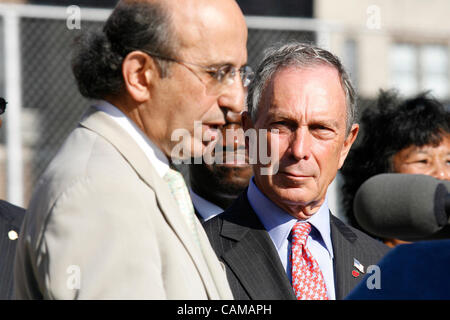 Sep 04, 2007 - Bronx, New York, USA - New York City Bürgermeister MICHAEL BLOOMBERG, NY State Gouverneur ELIOT SPITZER, Stadträtin CHRISTINE QUINN, UFT Präsident RANDI WEINGARTEN, Kanzler von NYC Abteilung der Hrsg. JOEL KLEIN und NY abgeordnetes AURELIA GREENE machen einen Besuch in der Bronx, PS53 am ersten Tag der Schule auf Stockfoto