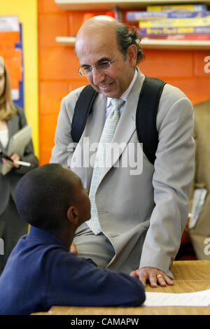 Sep 04, plaudert 2007 - Bronx, New York, USA - NYC Abt. des Hg. Kanzler JOEL KLEIN mit Dritten Grader MICHAEL ANDERSON, 8 an der Harbor Wissenschaft & Arts Charter School in Manhattan, New York, am ersten Tag der Schule am Dienstag, 4. September 2007.     (Kredit-Bild: © Engel Chevrestt/ZUMA Press) RESTRICTI Stockfoto