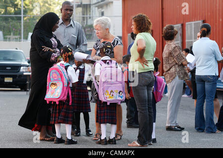 Sep 04, wenden Sie sich an 2007 - Bronx, New York, USA - Einwanderer, mit einem Lehrer über die Klasse ihrer Kinder bei PS 53 in der Bronx zugewiesen wurden, NY, am ersten Tag wieder zur Schule auf Dienstag, 4. September 2007.   NYC Bürgermeister Michael Bloomberg, New York State Gouverneur Eliot Spitzer, NYC Stadträtin Stockfoto