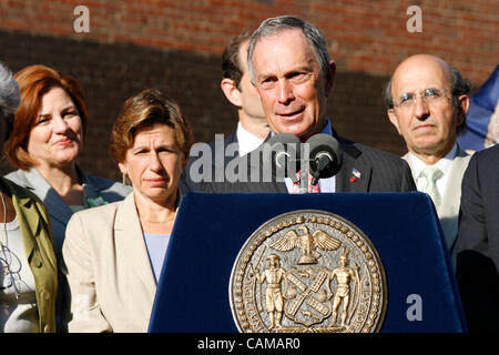 Sep 04, 2007 - Bronx, New York, USA - New York City Bürgermeister MICHAEL BLOOMBERG, NY State Gouverneur ELIOT SPITZER, Stadträtin CHRISTINE QUINN, UFT Präsident RANDI WEINGARTEN, Kanzler von NYC Abteilung der Hrsg. JOEL KLEIN und NY abgeordnetes AURELIA GREENE machen einen Besuch in der Bronx, PS53 am ersten Tag der Schule auf Stockfoto