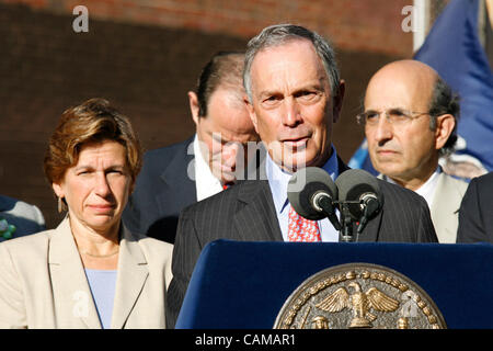 Sep 04, 2007 - Bronx, New York, USA - New York City Bürgermeister MICHAEL BLOOMBERG, New York State Gouverneur ELIOT SPITZER, NYC Stadträtin CHRISTINE QUINN, UFT Präsident RANDI WEINGARTEN, Kanzler von NYC Abteilung der Hrsg. JOEL KLEIN und NY abgeordnetes AURELIA GREENE machen einen Besuch zu PS53 in der Bronx, am ersten Tag der schoo Stockfoto