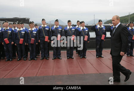 5. September 2007, Wiljutschinsk, Kamtschatka, Russland. Der russische Präsident Vladimir Putin Rybachiy russischen Atom u-Boot-Basis auf Kamtschatka (Russisch Fernost) zu besuchen. Putin(l) war Navy Base Inspektion. Stockfoto