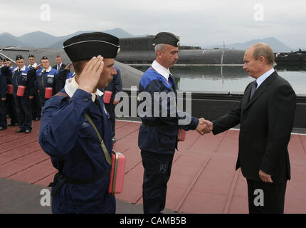 5. September 2007, Wiljutschinsk, Kamtschatka, Russland. Der russische Präsident Vladimir Putin Rybachiy russischen Atom u-Boot-Basis auf Kamtschatka (Russisch Fernost) zu besuchen. Nukleare u-Boot-Kommandant begrüßt Präsident Vladimir Putin(r). Stockfoto