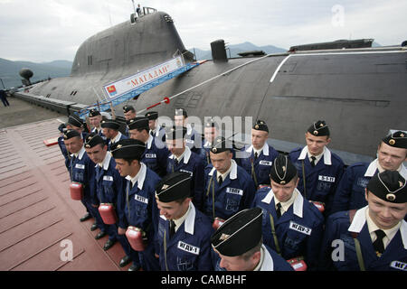 5. September 2007, Wiljutschinsk, Kamtschatka, Russland. Der russische Präsident Vladimir Putin (nicht abgebildet) Rybachiy russischen Atom u-Boot-Basis auf Kamtschatka (Russisch Fernost) zu besuchen. "Magadan" u-Boot-Crew-Mitglieder sind bereit, russischen Präsidenten zu treffen. In den späten 1980er Jahren war Rybachiy Lar Russlands geworden. Stockfoto