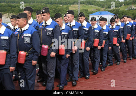 5. September 2007, Wiljutschinsk, Kamtschatka, Russland. Der russische Präsident Vladimir Putin (nicht abgebildet) Rybachiy russischen Atom u-Boot-Basis auf Kamtschatka (Russisch Fernost) zu besuchen. "Magadan" u-Boot-Crew-Mitglieder sind bereit, russischen Präsidenten zu treffen. In den späten 1980er Jahren war Rybachiy Lar Russlands geworden. Stockfoto