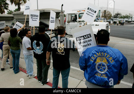 6. September 2007, San Diego, Kalifornien, USA. Teamsters Streikposten vor dem Otay Mesa Skalen und Inspektion Anlage Enrico Ferme Drive entlang am Donnerstagmorgen in San Diego, Kalifornien. Trucker protestierten gegen NAFTA pilot mexikanischen LKW-Programm, das an diesem Tag beginnen.   Mand Stockfoto