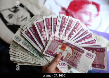 Foto zeigt Myanmar Kyat Währung in Yangon, 31. März 2012.  Die Regierung von Myanmar bekannt früher seine monetären Schwimmer nächsten Monat als das Land rüstet sich für Wahlen, die Demokratie Symbol Aun San Suu Kyi, das Parlament zu katapultieren könnte. Stockfoto