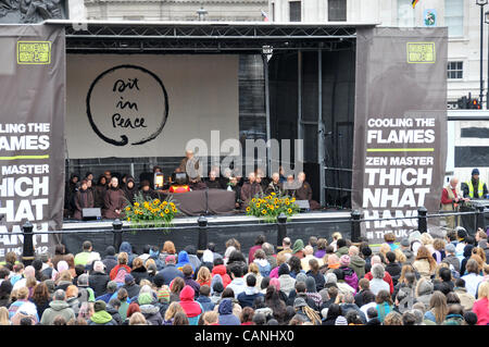 Trafalgar Square, London, UK. 31. März 2012. Zen-Meister Thich Nhat Hanh "In Ruhe sitzen" Meditation Event auf dem Trafalgar Square. Bildnachweis: Matthew Chattle/Alamy Live-Nachrichten Stockfoto