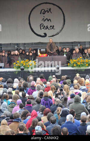 Trafalgar Square, London, UK. 31. März 2012. Zen-Meister Thich Nhat Hanh "In Ruhe sitzen" Meditation Event auf dem Trafalgar Square. Bildnachweis: Matthew Chattle/Alamy Live-Nachrichten Stockfoto