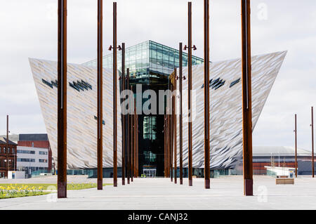 Titanic Signature Building in Belfast betrachtet von den Helligen Titanic und Olympic entstanden. Stockfoto