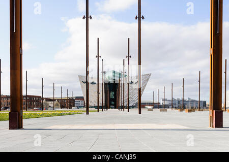 Titanic Signature Building in Belfast betrachtet von den Helligen Titanic und Olympic entstanden. Stockfoto