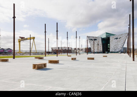 Titanic Signature Building in Belfast betrachtet von den Helligen Titanic und Olympic entstanden. Stockfoto