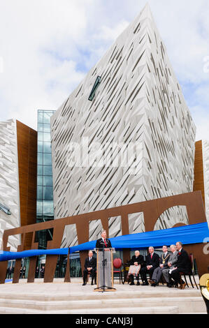 Belfast, UK. 31.03.2012. Erste Minister Peter Robinson spricht bei der Eröffnung der Belfast Titanic Signature Building für die Öffentlichkeit. Stockfoto