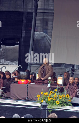 31.03.12 "in Ruhe sitzen" mit Zen-Meister - Thich Nhat Hanh am Trafalgar Square in London. U.K. Stockfoto