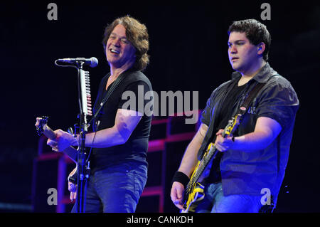 27. März 2012 durchführen - Washington, District Of Columbia, USA - EDDIE VAN HALEN und WOLFGANG VAN HALEN, richtig, der Rock-Band Van Halen auf der Bühne während ihrer "Andere Art der Wahrheit"-Tour, Verizon Center. (Kredit-Bild: © Tina Fultz/ZUMAPRESS.com) Stockfoto