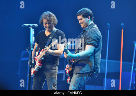 27. März 2012 durchführen - Washington, District Of Columbia, USA - EDDIE VAN HALEN und WOLFGANG VAN HALEN, richtig, der Rock-Band Van Halen auf der Bühne während ihrer "Andere Art der Wahrheit"-Tour, Verizon Center. (Kredit-Bild: © Tina Fultz/ZUMAPRESS.com) Stockfoto