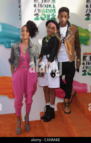 31. März 2012 kommt - Los Angeles, Kalifornien, USA - JADA PINKETT SMITH, WILLOW & JADEN SMITH für des Kindes Choice Awards 2012 im Galen Center an der USC. (Kredit-Bild: © Lisa O'Connor/ZUMAPRESS.com) Stockfoto