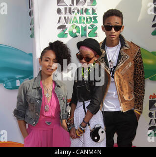 31. März 2012 kommt - Los Angeles, Kalifornien, USA - JADA PINKETT SMITH, WILLOW & JADEN SMITH für des Kindes Choice Awards 2012 im Galen Center an der USC. (Kredit-Bild: © Lisa O'Connor/ZUMAPRESS.com) Stockfoto