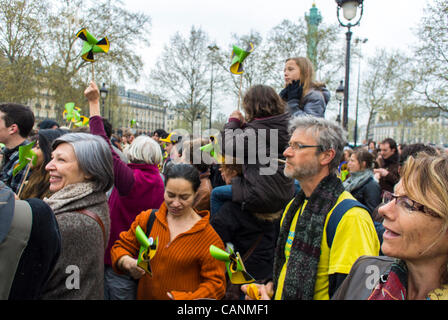 Paris, Frankreich, Umwelt Bewusstsein Publikumsveranstaltung, "Liberons Les Wahlen", während der französischen Präsidentschaftswahlen, Masse hält Wind Mühle Fans Stockfoto