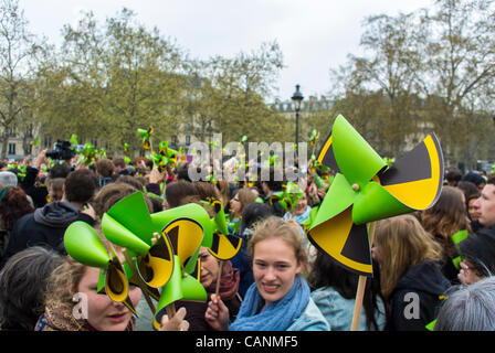 Paris, Frankreich, Public Event zur Sensibilisierung der Umwelt, „Liberons les Elections“, (Greenpeace) Crowd Holding Wind Mill Fans, wählen Frankreich Stockfoto