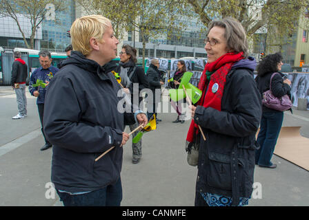 Paris, Frankreich, Umweltbewusstsein Öffentliche Veranstaltung, "Liberons les elections", französische Frauen, Reden, Aktivistenprotest, Demonstrantin, Menschen in der Stadt, Frauen gegen den Klimawandel Stockfoto