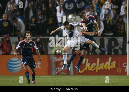 31. März 2012 - Carson, Kalifornien, USA - New England Revolution Mittelfeldspieler Stephen McCarthy #26 und Los Angeles Galaxy Robbie Keane #7 in Aktion während der Major League Soccer-Spiel zwischen den New England Revolution und die Los Angeles Galaxy im Home Depot Center nach vorne. Die Revolution ging an Stockfoto