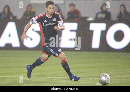 31. März 2012 - Carson, Kalifornien, USA - New England Revolution Verteidiger Chris Tierney #8 während der Major League Soccer-Spiel zwischen den New England Revolution und die Los Angeles Galaxy im Home Depot Center. Die Revolution ging auf die Galaxie mit einem Endstand von 3: 1 besiegen. (Kredit-Bild: © Stockfoto